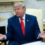 Trump extiende la suspensión de la 'Ley Jones' para garantizar el acceso a "recursos esenciales"