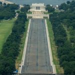 Trump ignora a su fiscal y achaca a "vándalos" los daños en el estanque del Monumento a Lincoln
