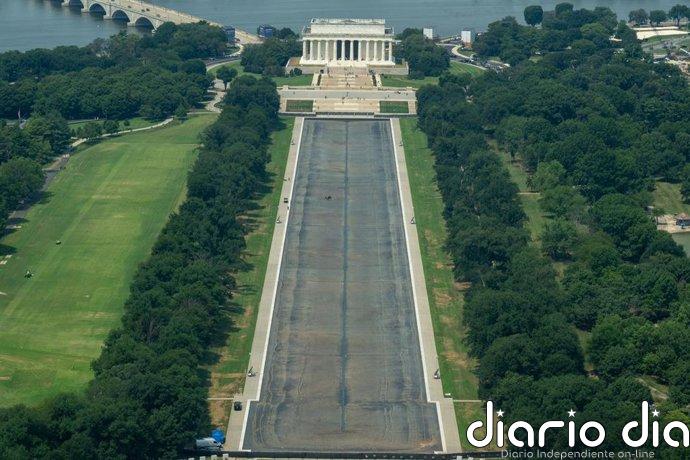 Trump ignora a su fiscal y achaca a "vándalos" los daños en el estanque del Monumento a Lincoln
