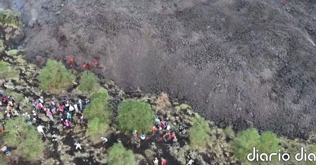 Turistas recorren zonas cubiertas por ríos de lava tras la erupción del volcán Etna