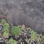 Turistas recorren zonas cubiertas por ríos de lava tras la erupción del volcán Etna