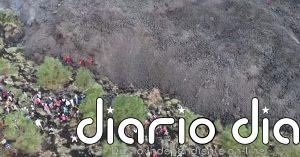 Turistas recorren zonas cubiertas por ríos de lava tras la erupción del volcán Etna