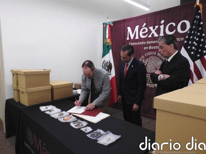 Un arquéologo estadounidense restituye a México más de 1.100 bienes arqueológicos prehispánicos