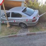 Un coche se sale de la vía y choca contra el garaje de un edificio de la avenida del Faro