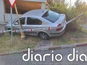 Un coche se sale de la vía y choca contra el garaje de un edificio de la avenida del Faro