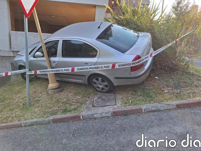 Un coche se sale de la vía y choca contra el garaje de un edificio de la avenida del Faro