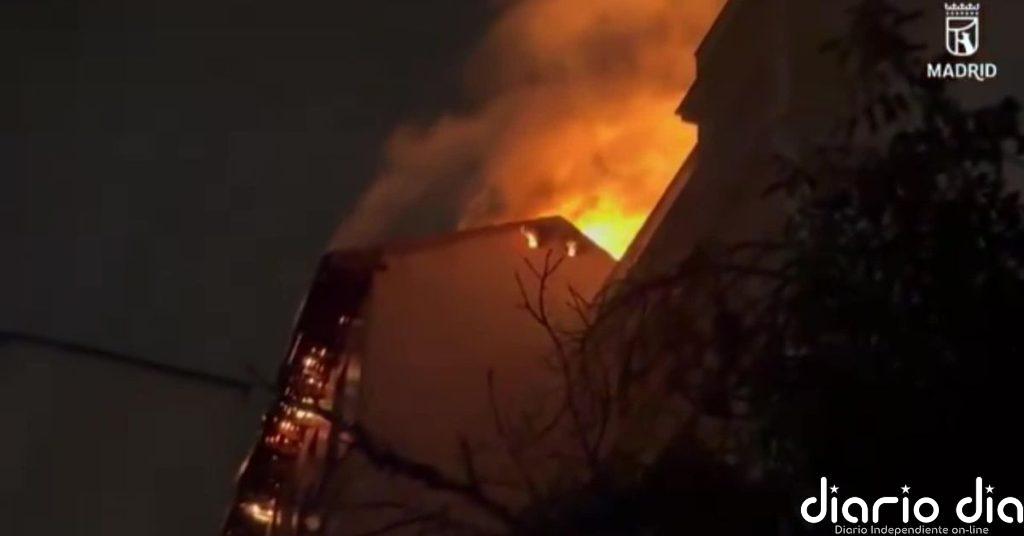 Un incendio en un ático de Chamberí obliga a desalojar dos edificios