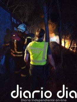 Un incendio forestal en Peralta afecta a 200 metros de masa forestal Guardia Civil y Bomberos, en las tareas de extinción de un incendio forestal en Peralta.