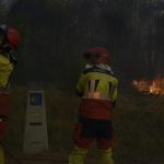 Un incendio quema 20 hectáreas en Riós y se acerca al núcleo de Fumaces