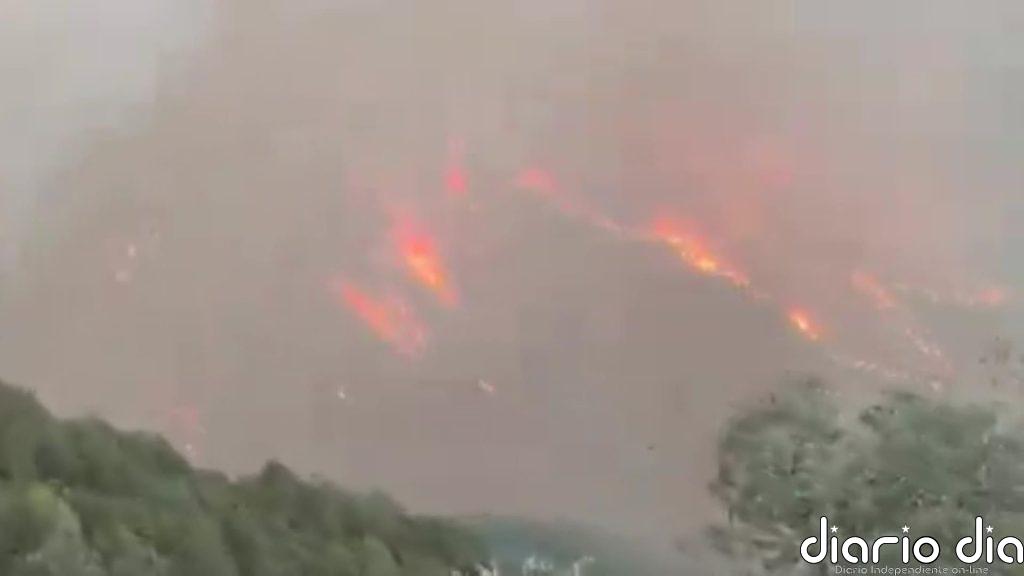 Un incendio se extiende con rapidez en Las Hurdes (Cáceres)