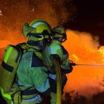 Un operativo terrestre de 200 personas trabaja durante la noche en el fuego de Tírig y se reincorporan medios aéreos