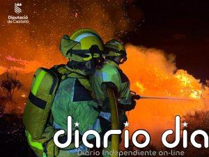Un operativo terrestre de 200 personas trabaja durante la noche en el fuego de Tírig y se reincorporan medios aéreos