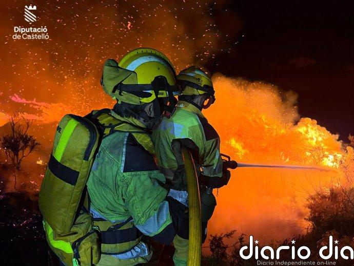 Un operativo terrestre de 200 personas trabaja durante la noche en el fuego de Tírig y se reincorporan medios aéreos