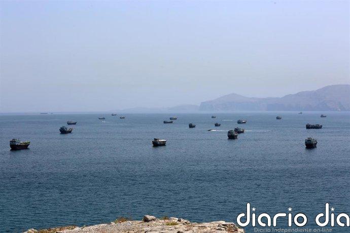 Un petrolero alcanzado por un proyectil en el estrecho de Ormuz pierde el control frente a la costa de Omán