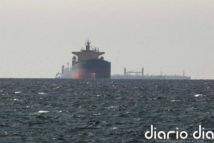 Un proyectil impacta contra un buque en Ormuz y deja al menos una víctima frente a las costas de Omán
