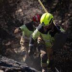 Un total de 135 profesionales y ocho medios aéreos trabajan para el control del incendio de Niebla (Huelva)