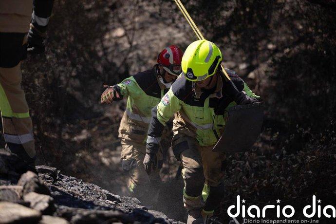 Un total de 135 profesionales y ocho medios aéreos trabajan para el control del incendio de Niebla (Huelva)