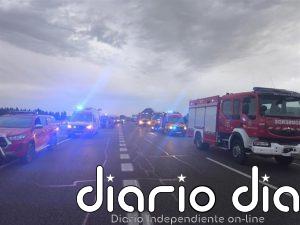 Un vehículo que circulaba en sentido contrario provoca tres heridos graves y el corte de la A-62 en Palencia
