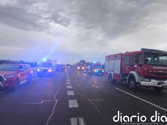 Un vehículo que circulaba en sentido contrario provoca tres heridos graves y el corte de la A-62 en Palencia