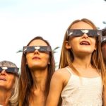 Un visor ayuda a buscar el mejor sitio para ver el eclipse en Madrid y evitar obstáculos en el horizonte