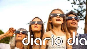 Un visor ayuda a buscar el mejor sitio para ver el eclipse en Madrid y evitar obstáculos en el horizonte