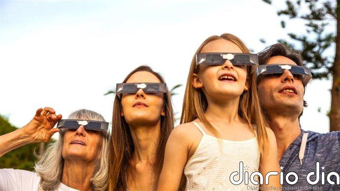 Un visor ayuda a buscar el mejor sitio para ver el eclipse en Madrid y evitar obstáculos en el horizonte