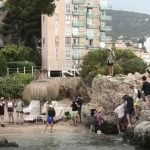 Una acción reivindicativa denuncia la privatización de una cala de Illetes por parte de un hotel
