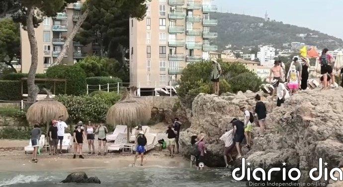 Una acción reivindicativa denuncia la privatización de una cala de Illetes por parte de un hotel