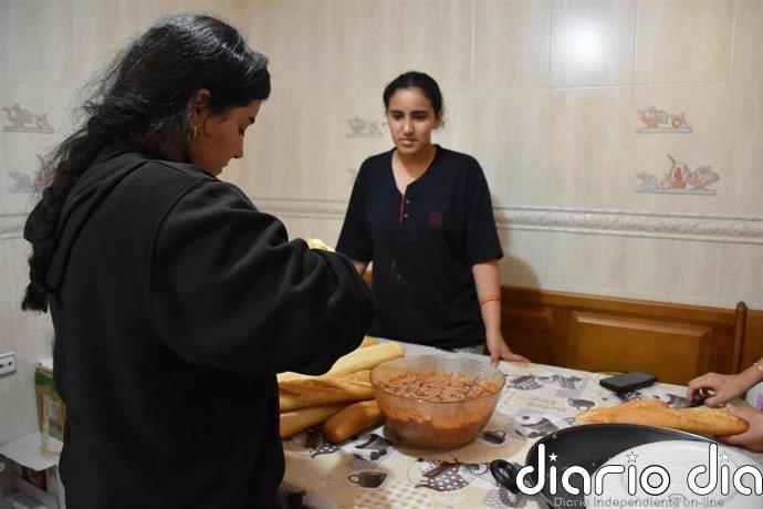 Una ceutí atiende a unos 400 migrantes al día en su vivienda con comida, ropa y duchas
