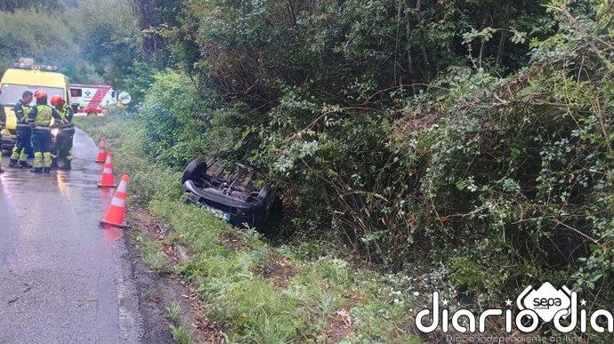 Una conductora de 41 años sale ilesa tras volcar con su turismo en Castrillón