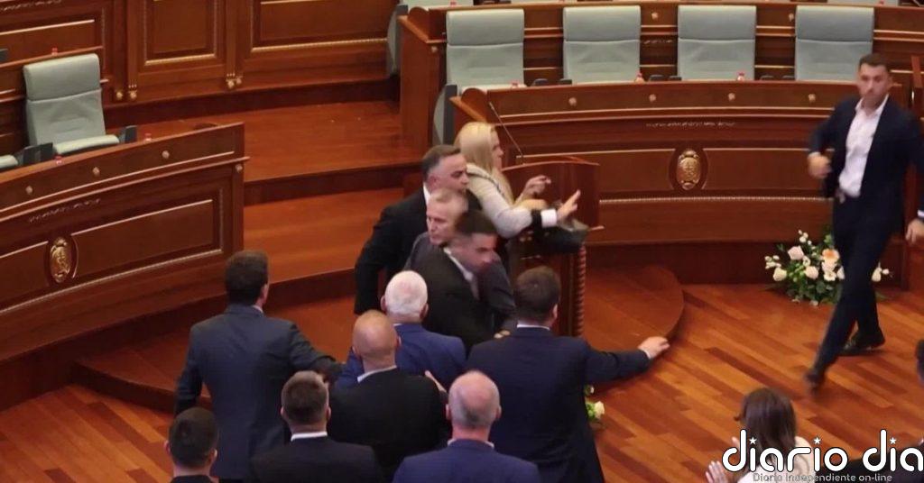 Una diputada de la oposición lanza huevos al primer ministro de Kosovo en el Parlamento kosovar