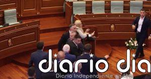 Una diputada de la oposición lanza huevos al primer ministro de Kosovo en el Parlamento kosovar