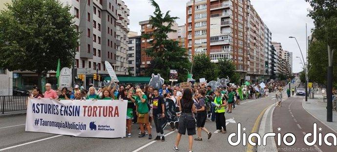 Una gran manifestación recorre Gijón para exigir el fin de las corridas de toros