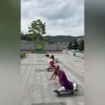 Una sexagenaria china causa sensación en redes sociales por sus malabares sobre un monopatín