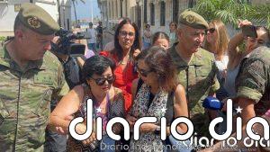 Una vecina de Ceuta se derrumba ante Robles y le traslada su miedo: "Nos hemos sentido maltratados"