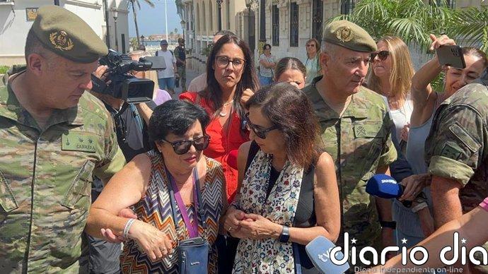 Una vecina de Ceuta se derrumba ante Robles y le traslada su miedo: "Nos hemos sentido maltratados"