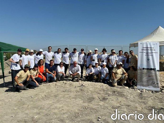 Una veintena de jóvenes participa en un campo de voluntariado arqueológico en el Cerro del Alcázar de Baeza (Jaén)