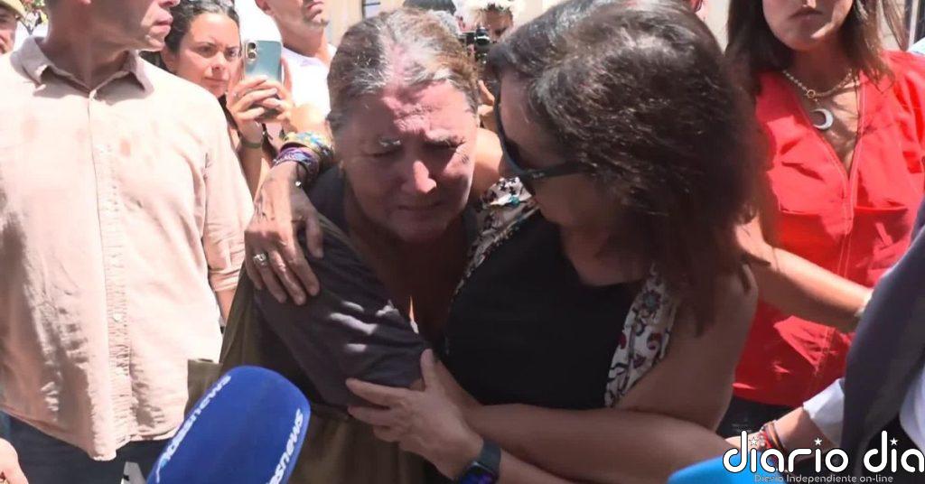 Varios vecinos de Ceuta paran a la ministra Robles y le trasladan sus preocupaciones antes de la reunión con Vivas