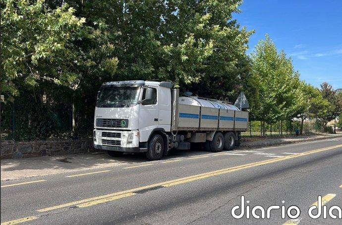 Vecinos afectados por incendio en Casas de Millán reciben agua potable través de cisternas en Casas de Millán y Mirabel