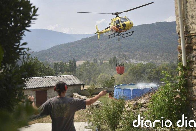 Vecinos de Atarés (Huesca) idean un sistema para que los helicópteros de extinción carguen agua en piscinas de plástico