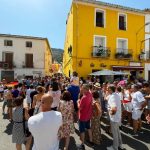 Vecinos de la Vall de Gallinera protestan contra un ataque homófobo en las fiestas de Benialí