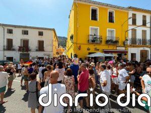 Vecinos de la Vall de Gallinera protestan contra un ataque homófobo en las fiestas de Benialí