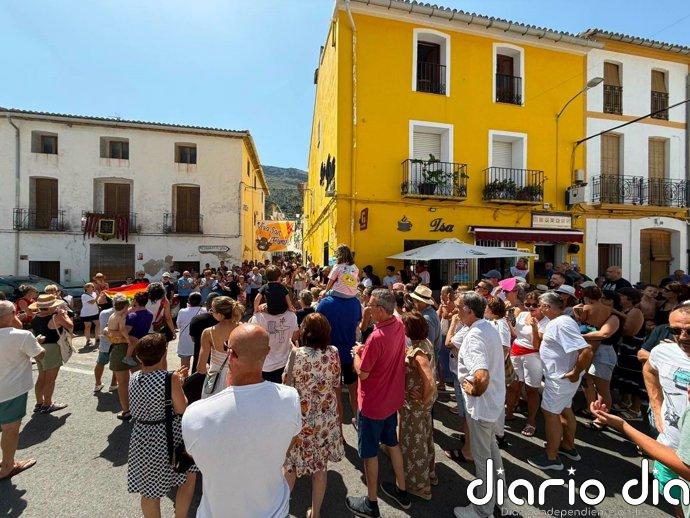Vecinos de la Vall de Gallinera protestan contra un ataque homófobo en las fiestas de Benialí