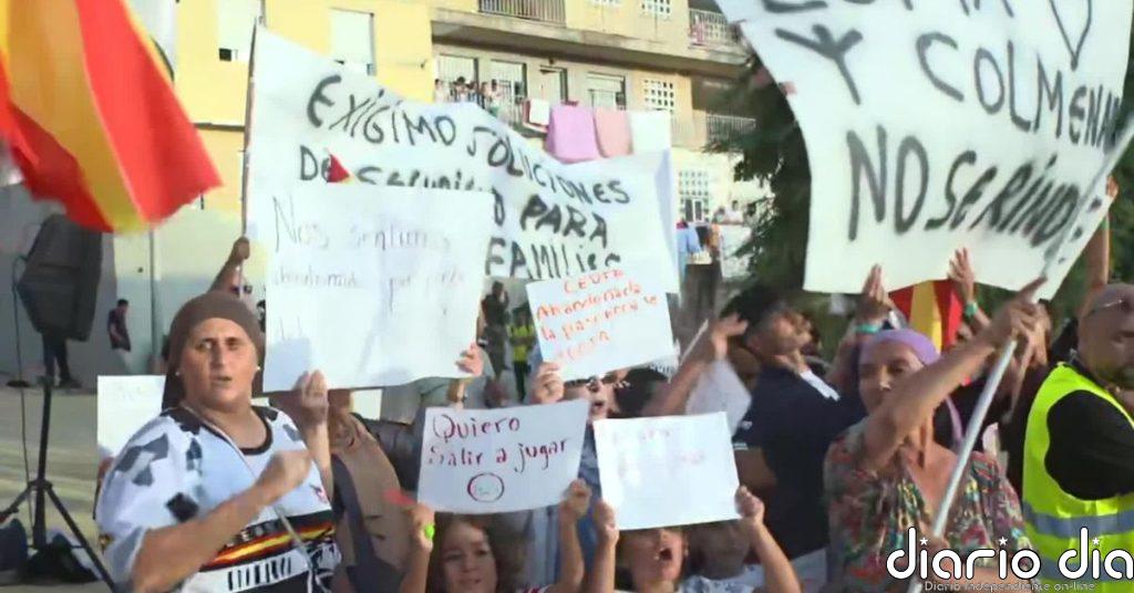 Vecinos de Loma Colmenar protestan frente a un centro de acogimiento provisional de migrantes en Ceuta