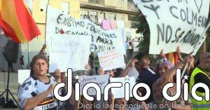 Vecinos de Loma Colmenar protestan frente a un centro de acogimiento provisional de migrantes en Ceuta