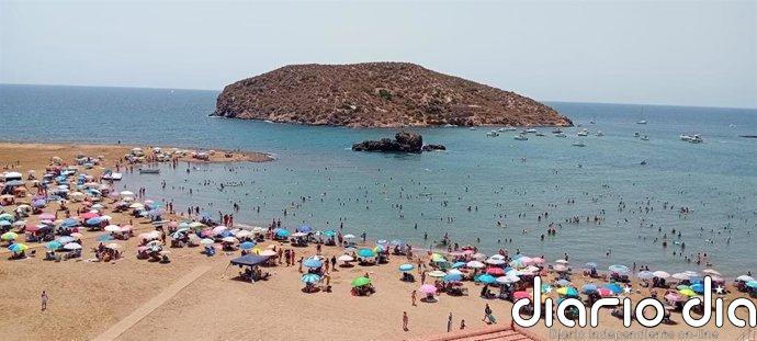 Vecinos y ecologistas exigen un control urgente ante fondeos ilegales y fiestas en La Isla de Mazarrón