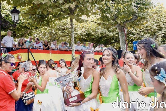 'Voloteando' gana el concurso de carrozas de la Gala Floral de Torrelavega