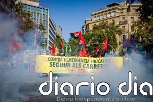 1.800 docentes según la Urbana y 5.000 según sindicatos se manifiestan en Barcelona por la huelga