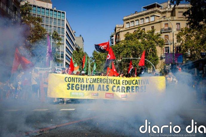 1.800 docentes según la Urbana y 5.000 según sindicatos se manifiestan en Barcelona por la huelga