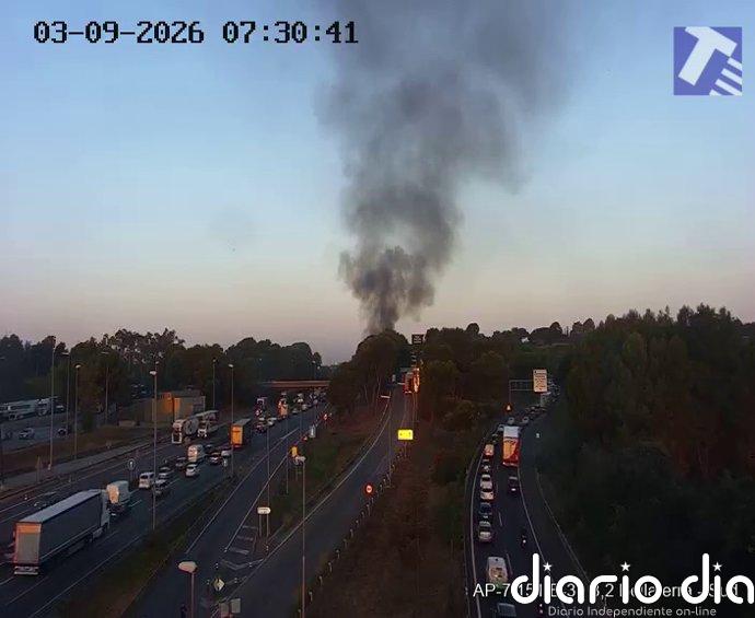 11 kilómetros de colas en la AP-7 tras el incendio de un vehículo en Cerdanyola (Barcelona)